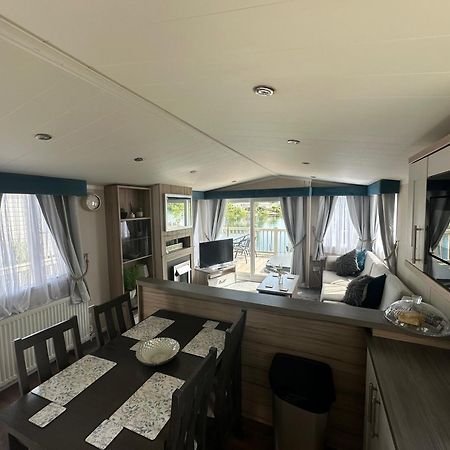 Lakeside Retreat 3 With Hot Tub, Private Fishing Peg Situated At Tattershall Lakes Country Park Exterior foto