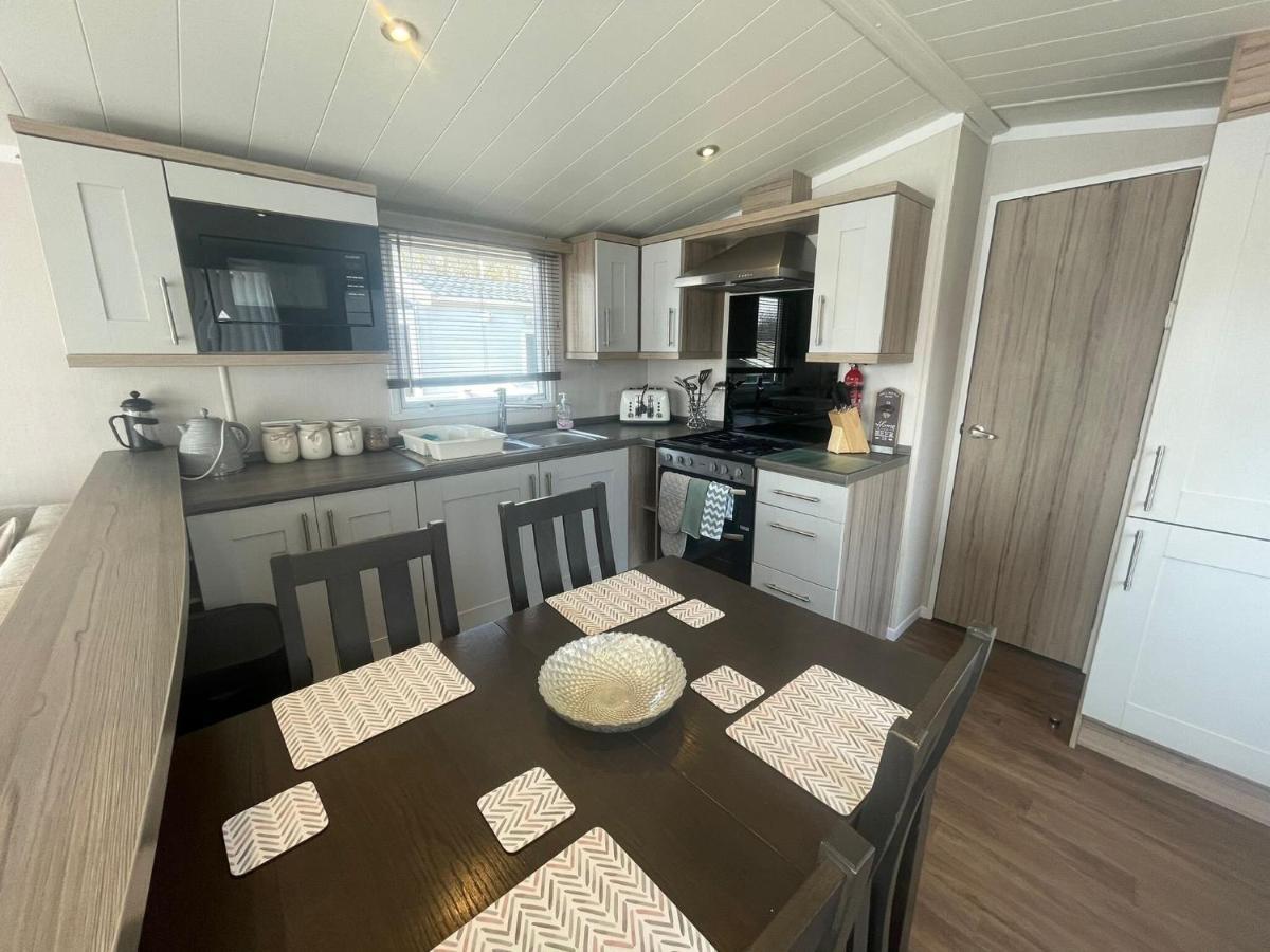 Lakeside Retreat 3 With Hot Tub, Private Fishing Peg Situated At Tattershall Lakes Country Park Exterior foto