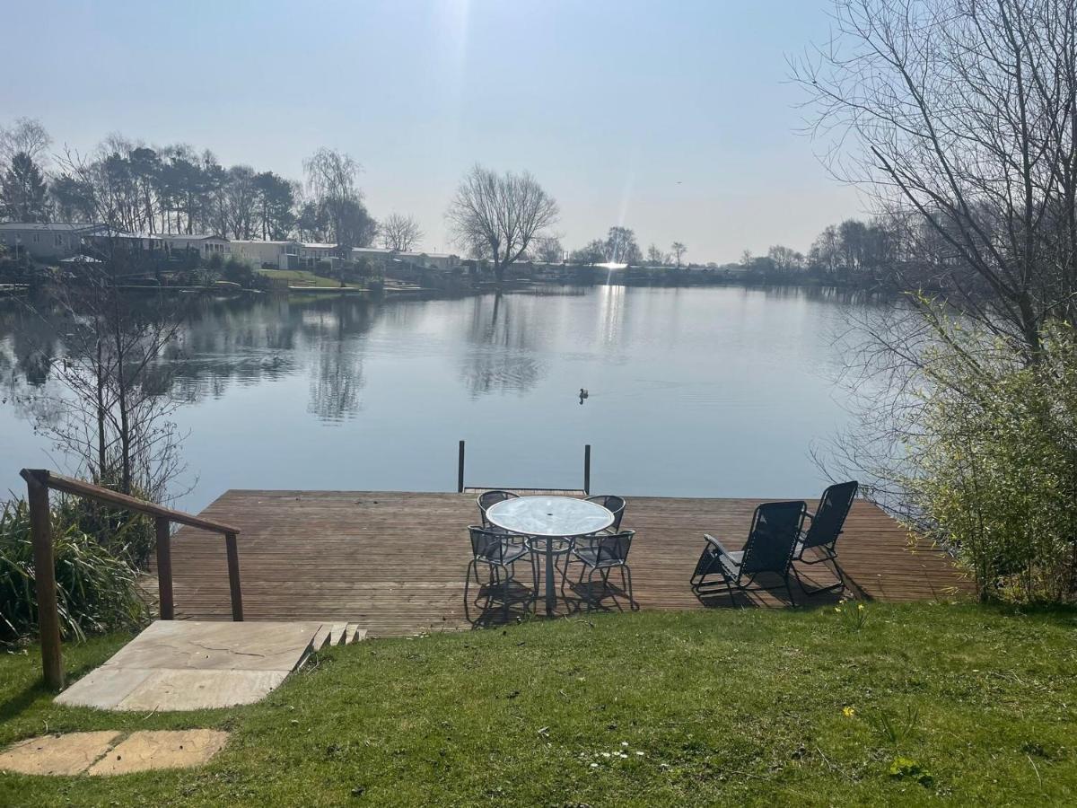 Lakeside Retreat 3 With Hot Tub, Private Fishing Peg Situated At Tattershall Lakes Country Park Exterior foto