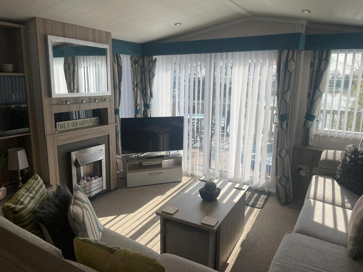 Lakeside Retreat 3 With Hot Tub, Private Fishing Peg Situated At Tattershall Lakes Country Park Exterior foto