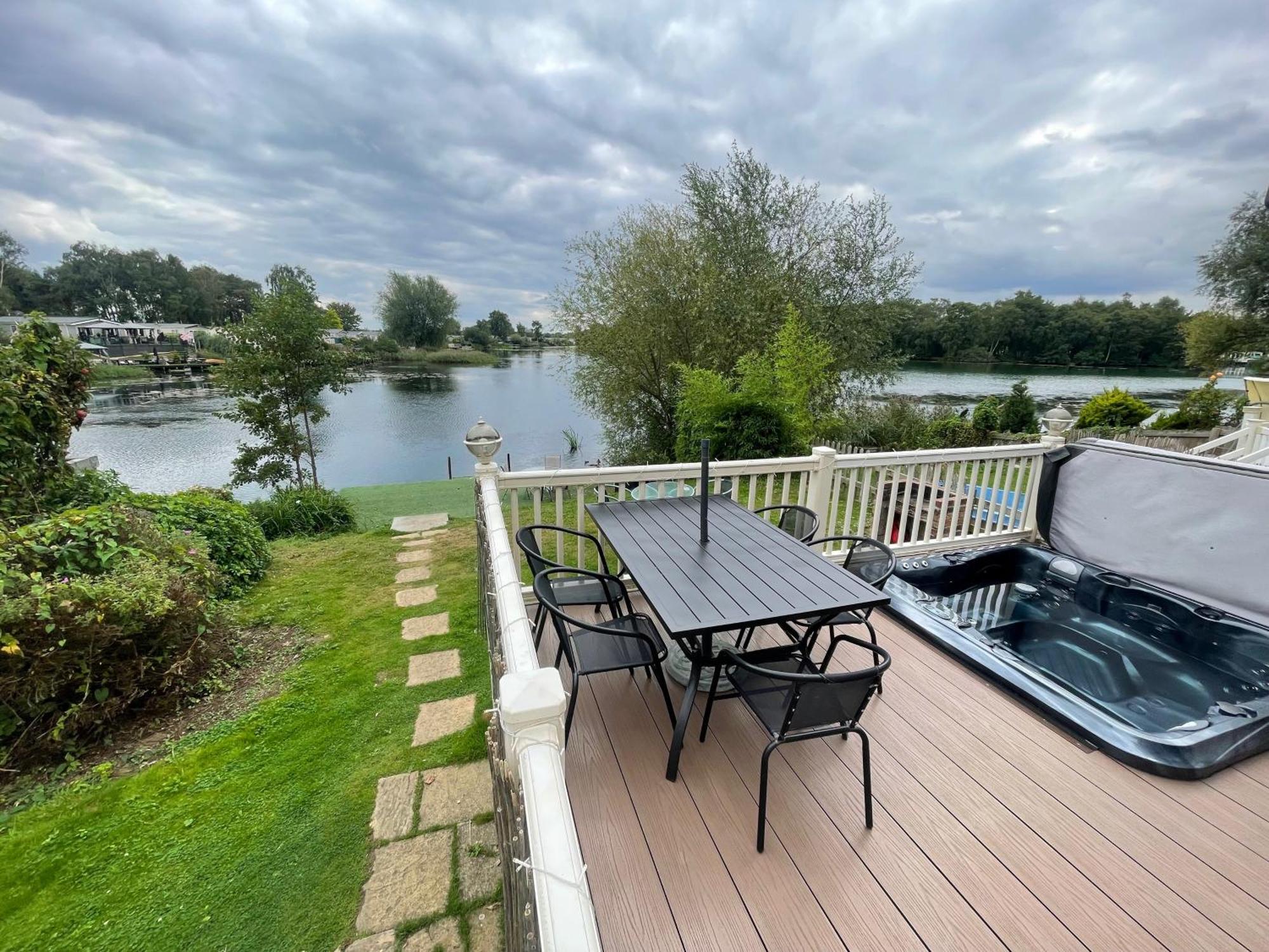 Lakeside Retreat 3 With Hot Tub, Private Fishing Peg Situated At Tattershall Lakes Country Park Exterior foto